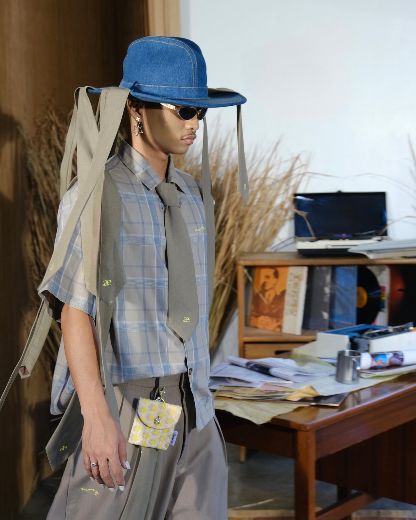 gray lasso (necktie)
